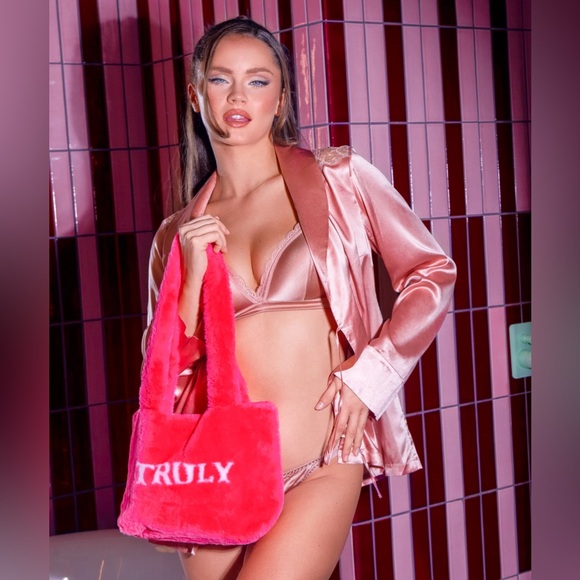 💖Truly Beauty Pink Fuzzy Travel Pouch - Picture 1 of 5